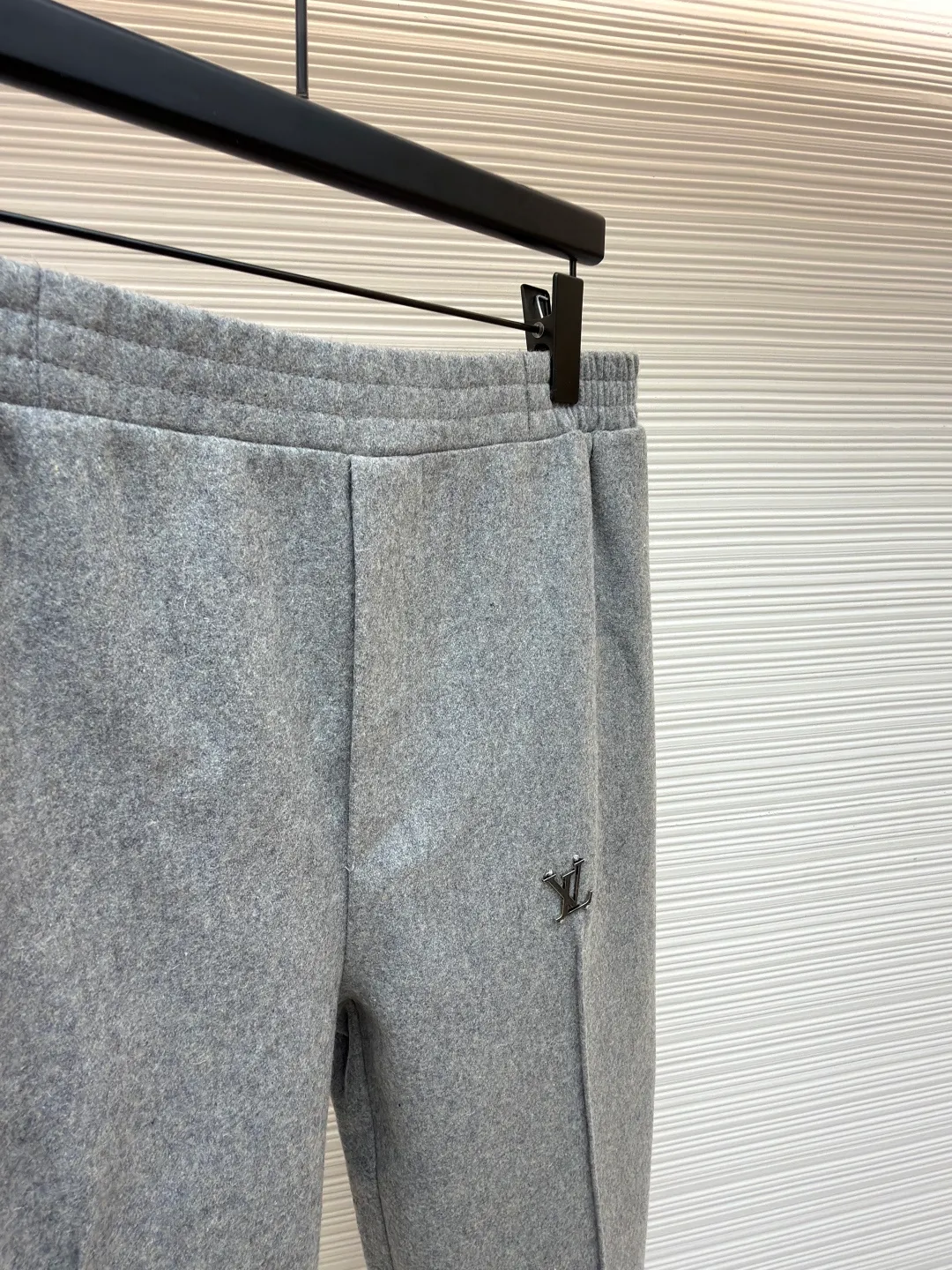 LOUISVUITTON iron label wool trousers ●Authentic product: purchased and developed by 10874 ●Item number: 1680852-B15 ●Fabric: wool blend ●Technology: positioning cutting machine ●Version: fitted version ●Weight: about 735 grams ●Size: S-M-L-XL ●Description: Customized 80% wool, 14% spandex, 6% blended sheep wool fabric, full of texture and refined tailoring to reinterpret the dynamic silhouette. The elastic waist upgrades the drape texture, the side pockets are cleverly integrated into the stitching, and the facial pleats are infused with elegance. The left leg is decorated with the brand's metal logo to once again confirm the brand's identity. The overall wiring is straight and delicate, the fabric is comfortable and soft, and the color is consistent without color difference. It can be matched with the same style to create a fashionable look and control various occasions. Customized accessories, complete with three standards, same style for men and women!
